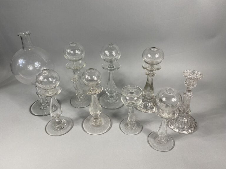 Lot de huit lampes de dentellière de tailles différentes - On joint un chandeli…