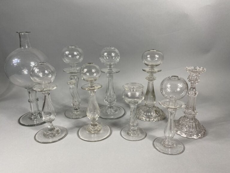 Lot de huit lampes de dentellière de tailles différentes - On joint un chandeli…
