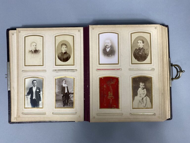 Lot de quatre albums photos et albums pour cartes postales - Vers 1900 et diver…