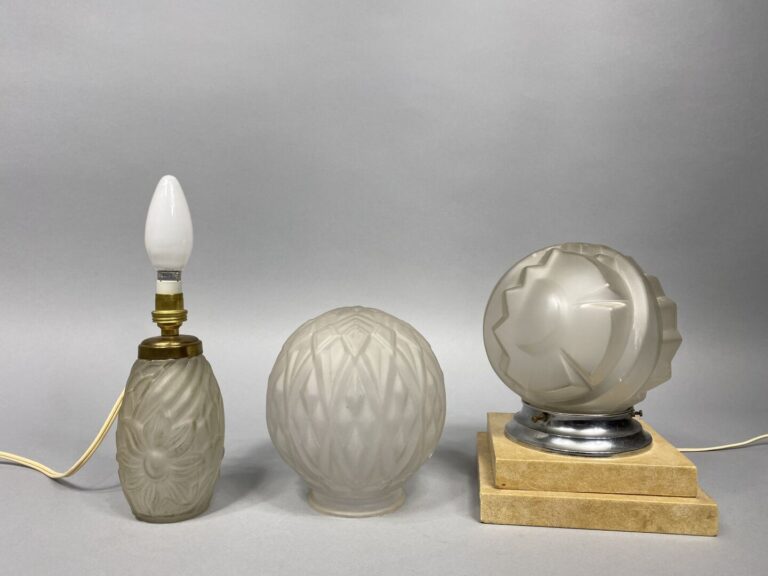 Lot de trois globes en verre moulé satiné à décor de motifs géométriques