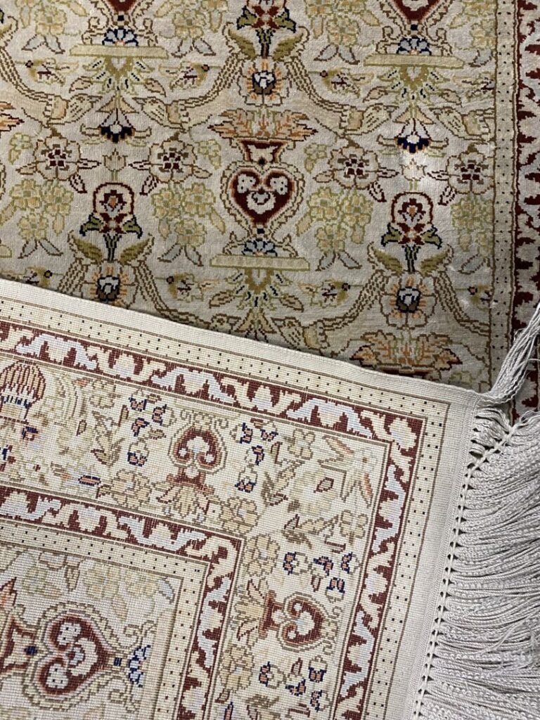 Lot de trois tapis Hereke en laine à décor de motifs stylisés