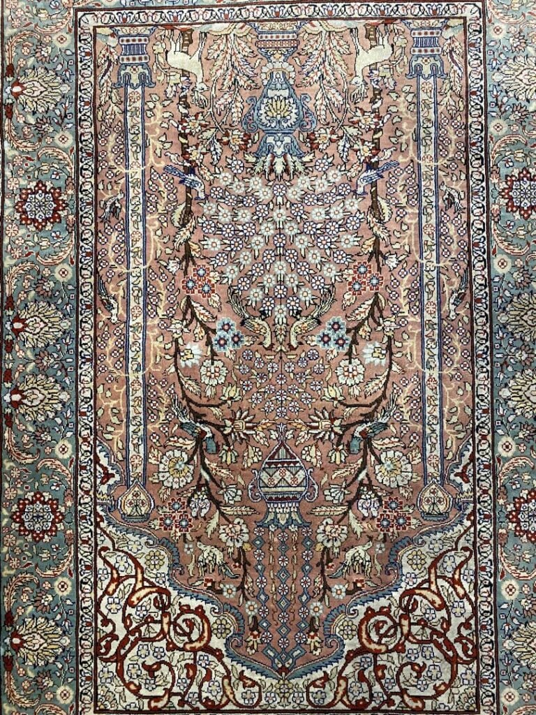 Lot de trois tapis Hereke en laine à décor de motifs stylisés