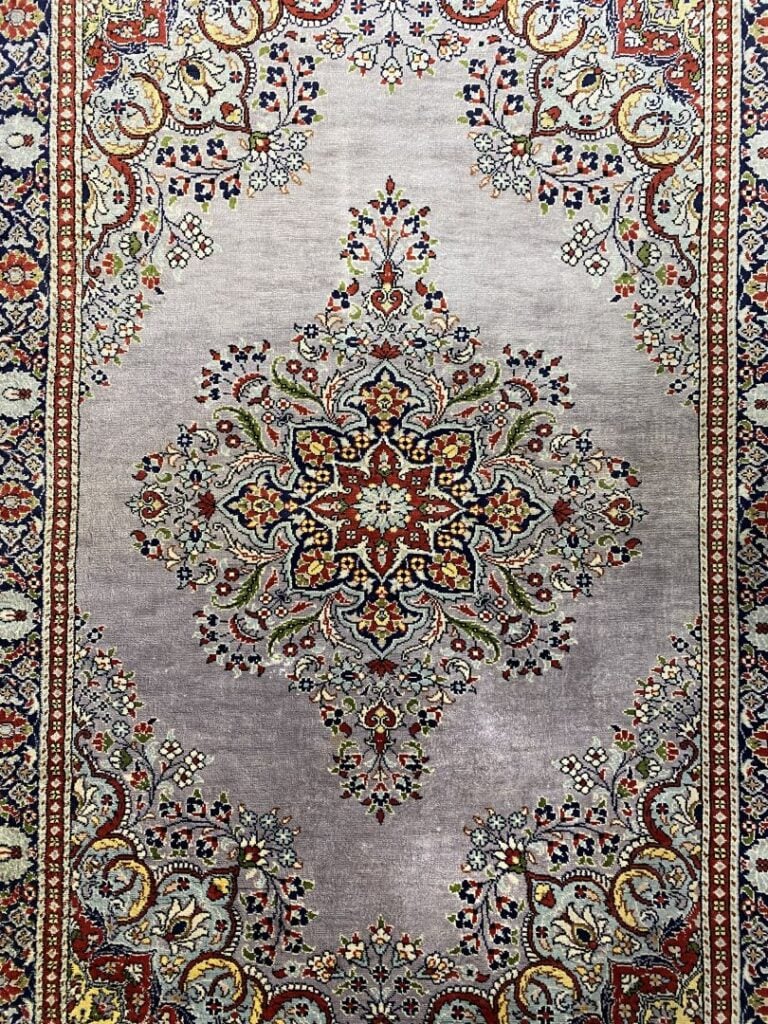 Lot de trois tapis Hereke en laine à décor de motifs stylisés