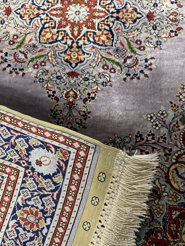 Lot de trois tapis Hereke en laine à décor de motifs stylisés