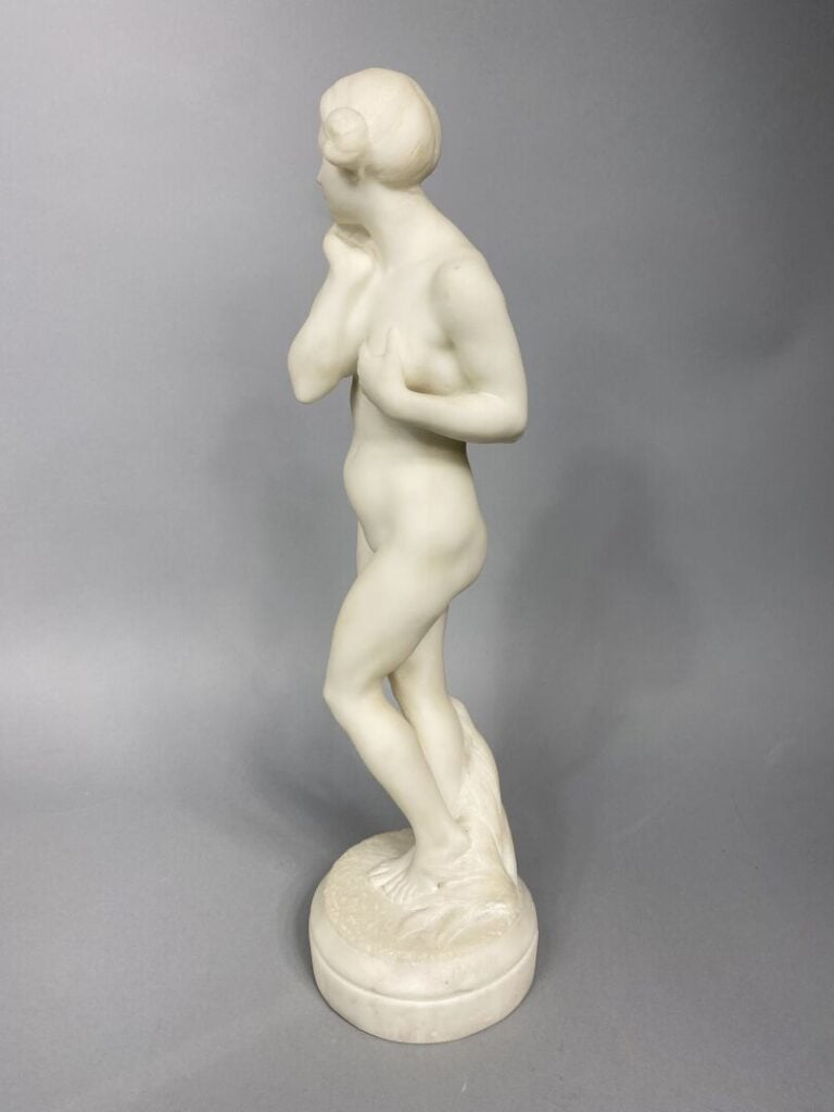M. DETOY (XXe siècle) - Baigneuse - Sculpture en marbre blanc - Signée sur la t…