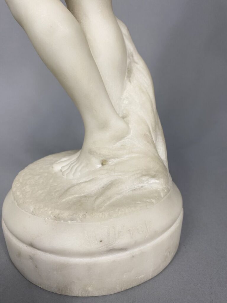 M. DETOY (XXe siècle) - Baigneuse - Sculpture en marbre blanc - Signée sur la t…