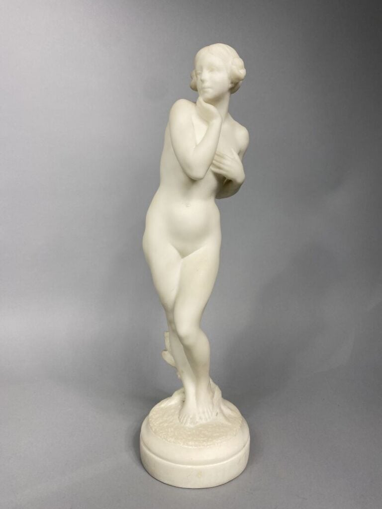M. DETOY (XXe siècle) - Baigneuse - Sculpture en marbre blanc - Signée sur la t…