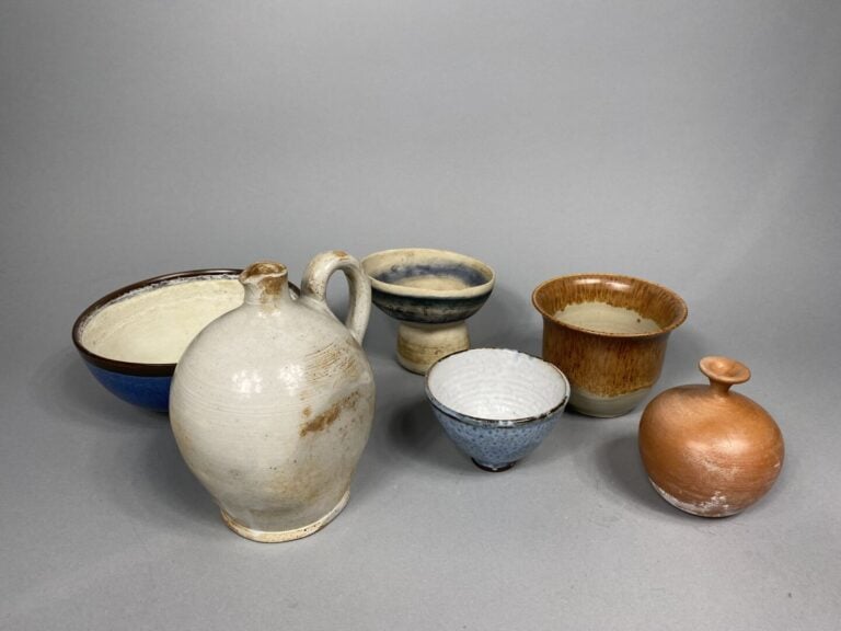 Mannette comprenant poteries, vases émaillés et tête sculptée - (en l'état)…