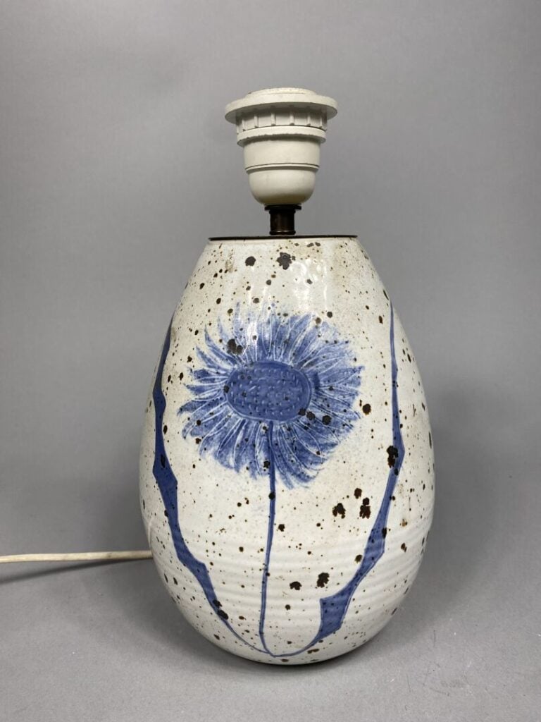 Mannette comprenant poteries, vases émaillés et tête sculptée - (en l'état)…