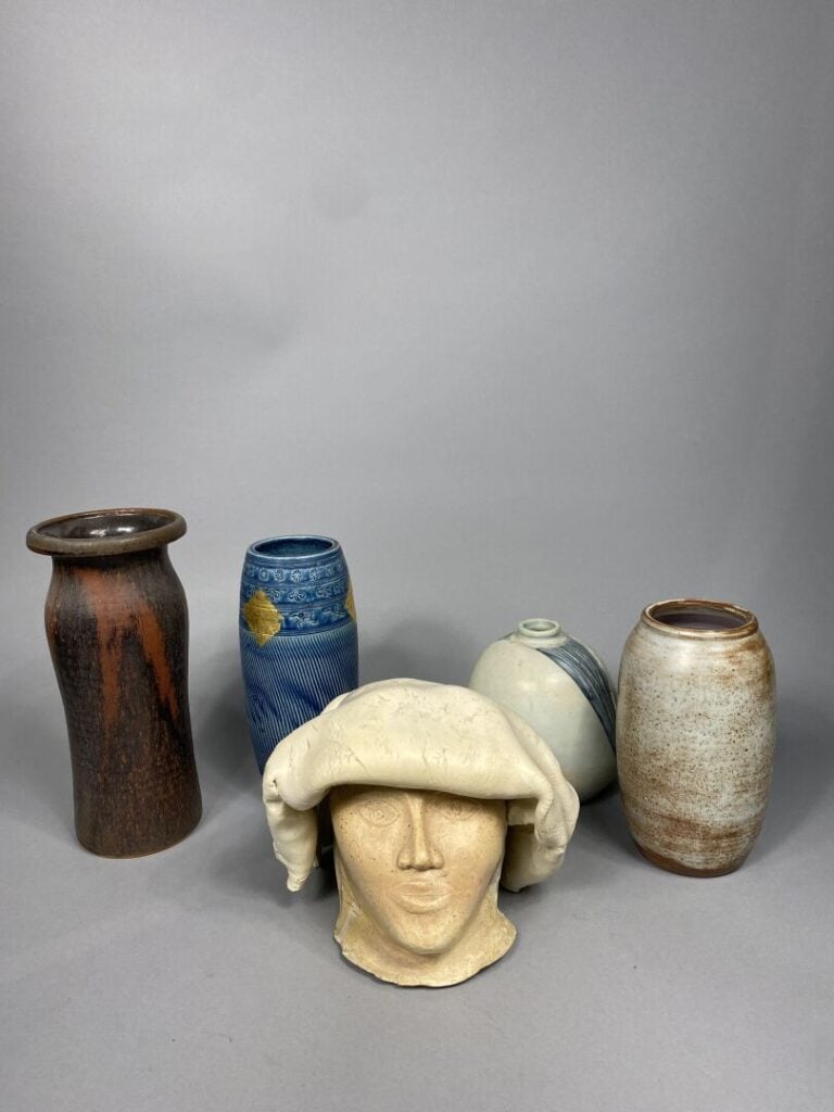Mannette comprenant poteries, vases émaillés et tête sculptée - (en l'état)…