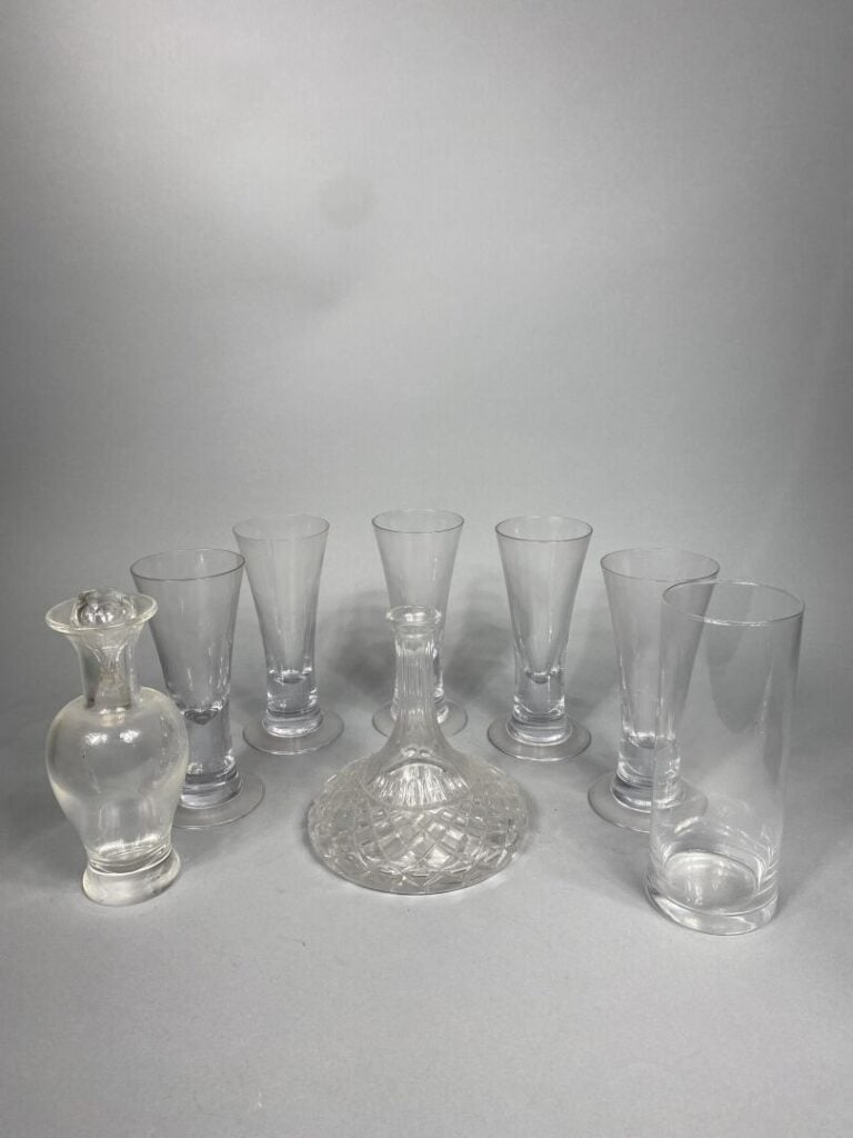 Mannette de bibelots comprenant carafes en verre taillé, vases en verre, etc -…