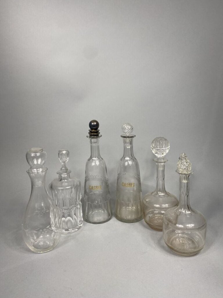 Mannette de bibelots comprenant carafes en verre taillé, vases en verre, etc -…