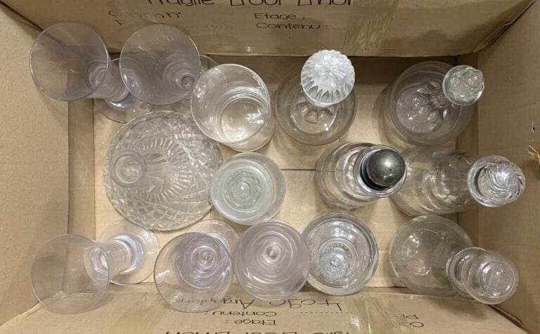 Mannette de bibelots comprenant carafes en verre taillé, vases en verre, etc -…