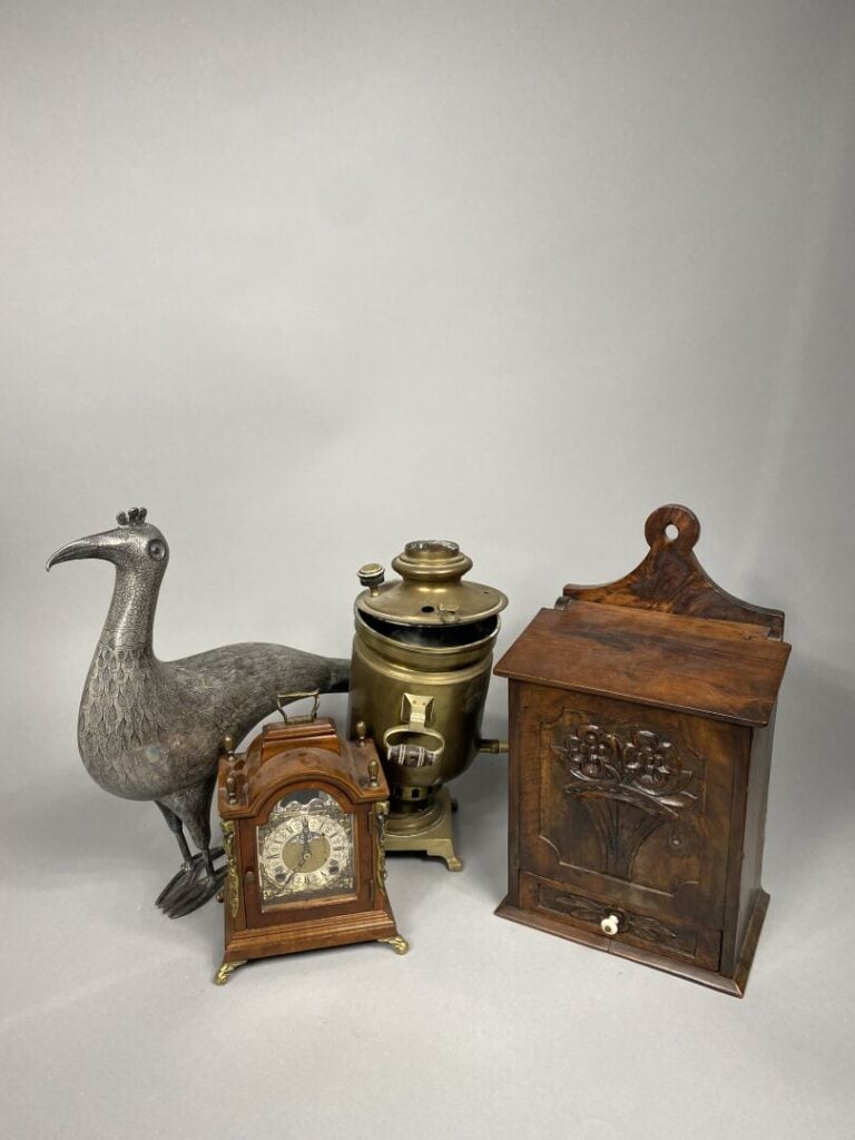 Mannette de bibelots comprenant un oiseau, une lampe à pétrole en verre, une ho…