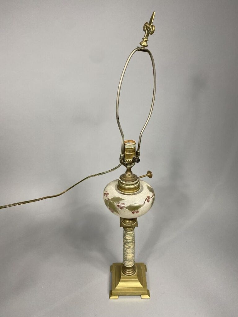 Mannette de bibelots comprenant un oiseau, une lampe à pétrole en verre, une ho…
