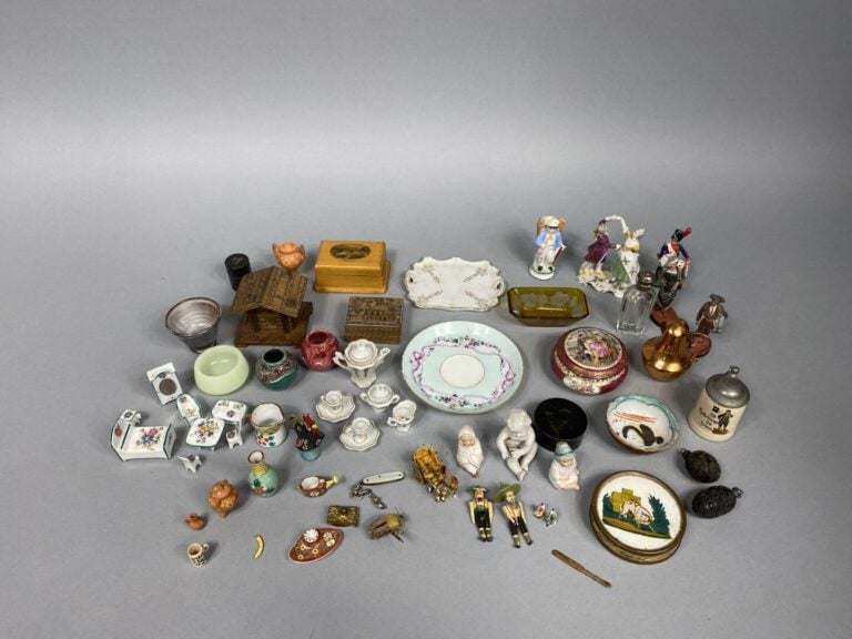 Mannette de bibelots divers comprenant des petites figurines, un ensemble en po…