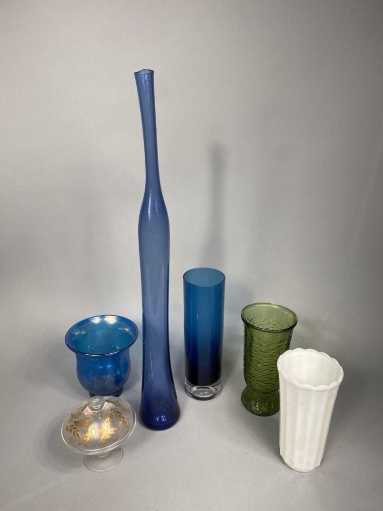 Mannette de bibelots et divers comprenant coupe sur pied, vases, bougeoirs en v…