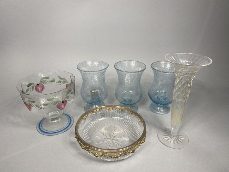 Mannette de bibelots et divers comprenant coupe sur pied, vases, bougeoirs en v…