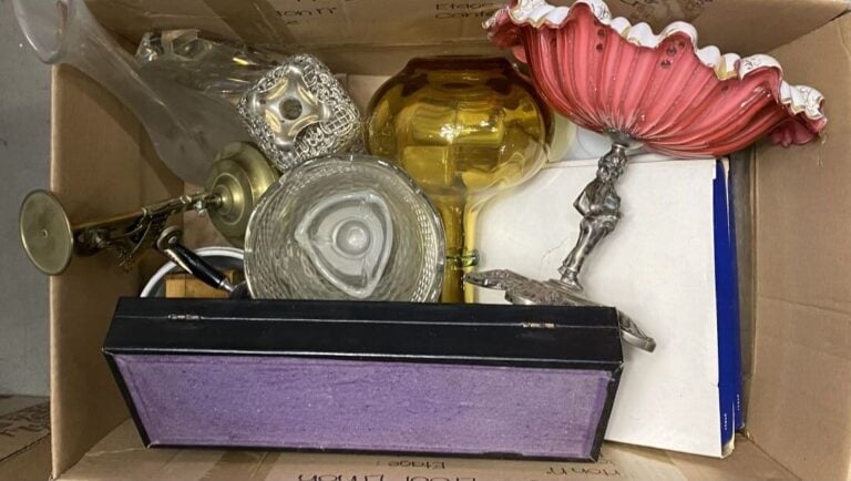 Mannette de bibelots et verrerie comprenant des vases, une boîte en olivier pei…