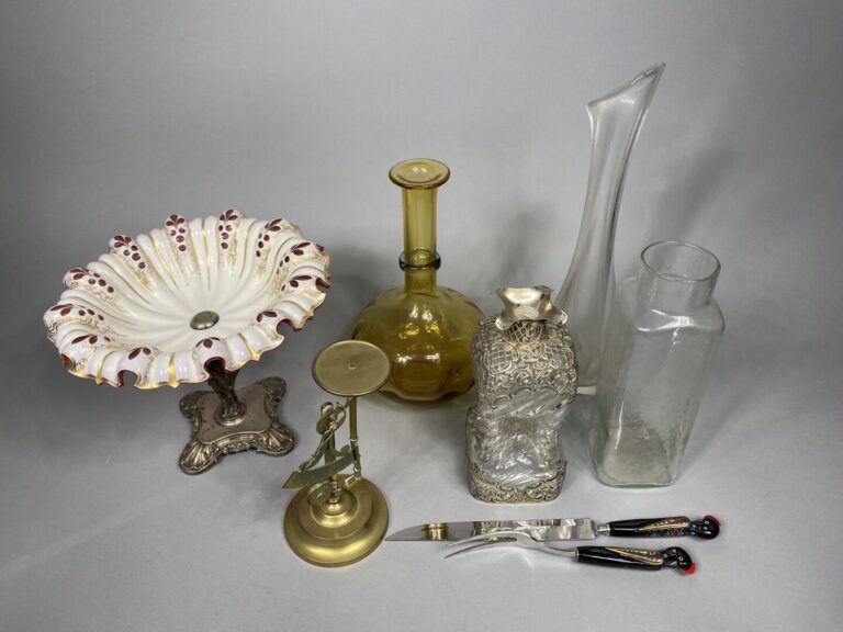 Mannette de bibelots et verrerie comprenant des vases, une boîte en olivier pei…