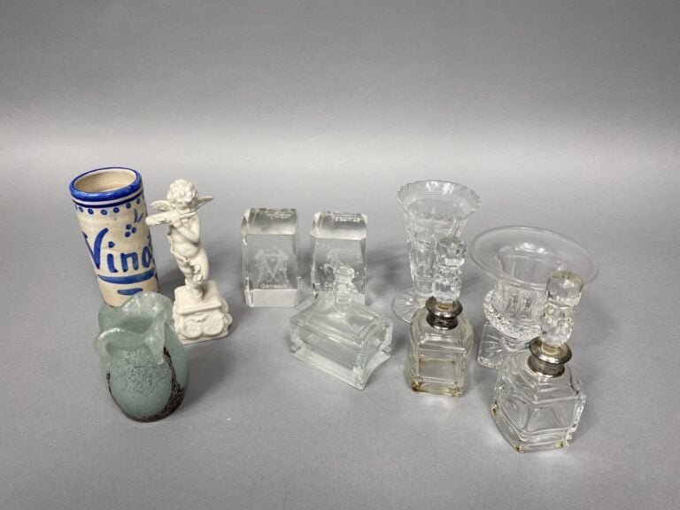Mannette de céramique, verrerie, objets de vitrine, etc