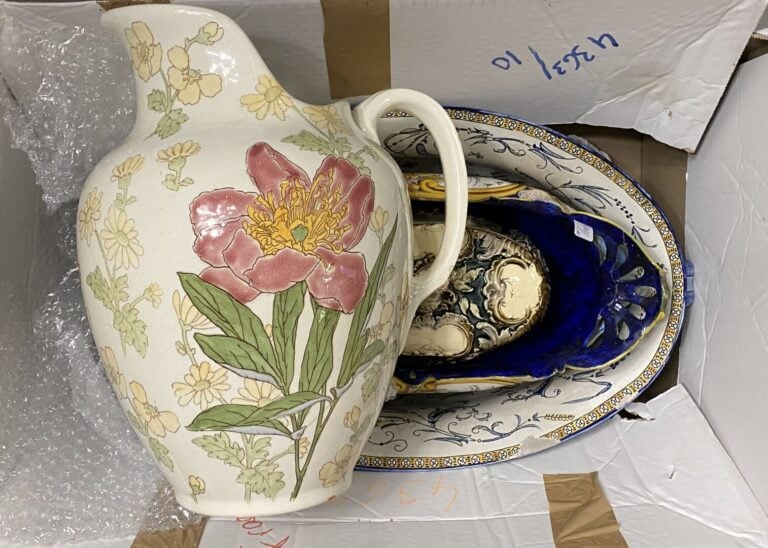 Mannette de céramiques comprenant jardinière en faïence de Gien, aiguière en fa…