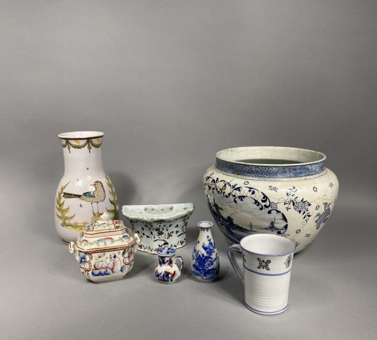 Mannette de céramiques et faïences comprenant vase, plats, deux faiences de Mar…