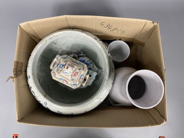 Mannette de céramiques et faïences comprenant vase, plats, deux faiences de Mar…