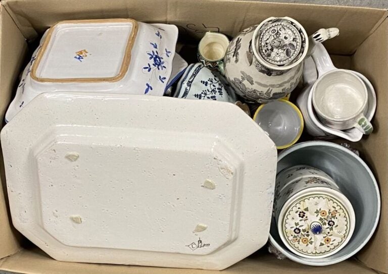 Mannette de céramiques et faïences comprenant vase, plats, deux faiences de Mar…