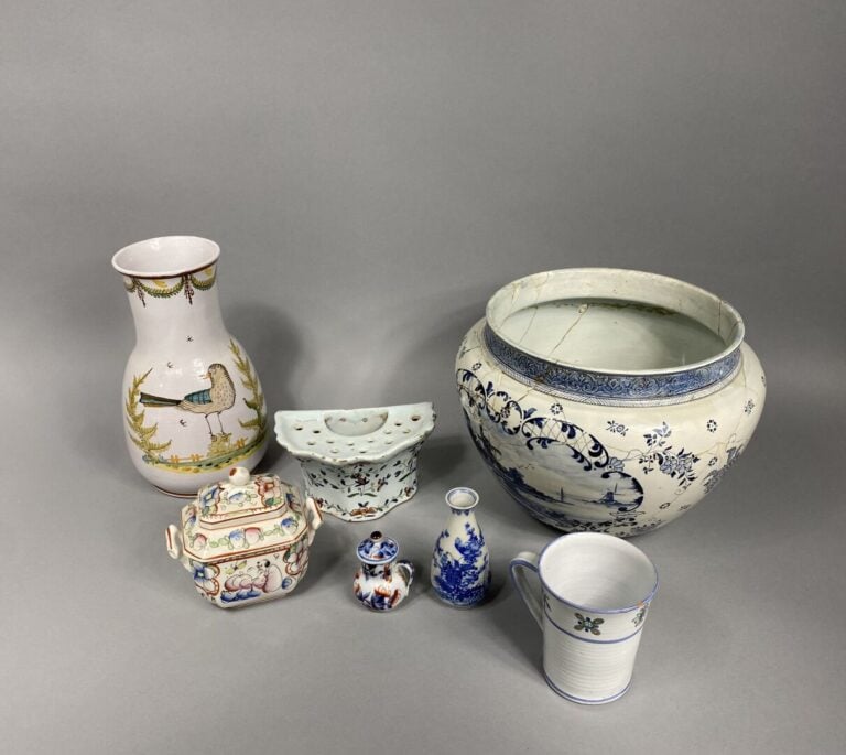 Mannette de céramiques et faïences comprenant vase, plats, deux faiences de Mar…