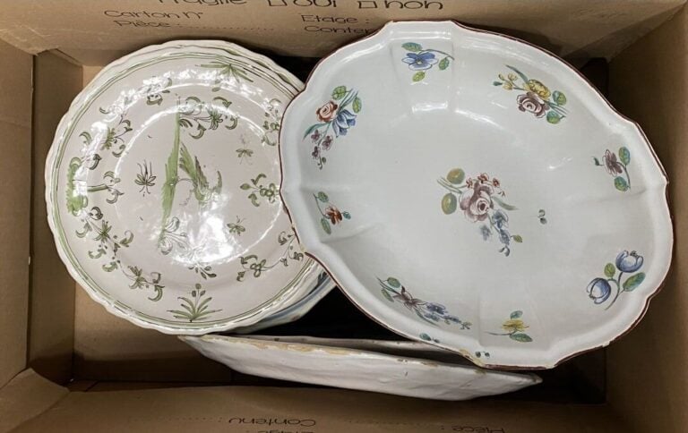 Mannette de faïences dans le goût de Nevers et divers comprenant des assiettes,…