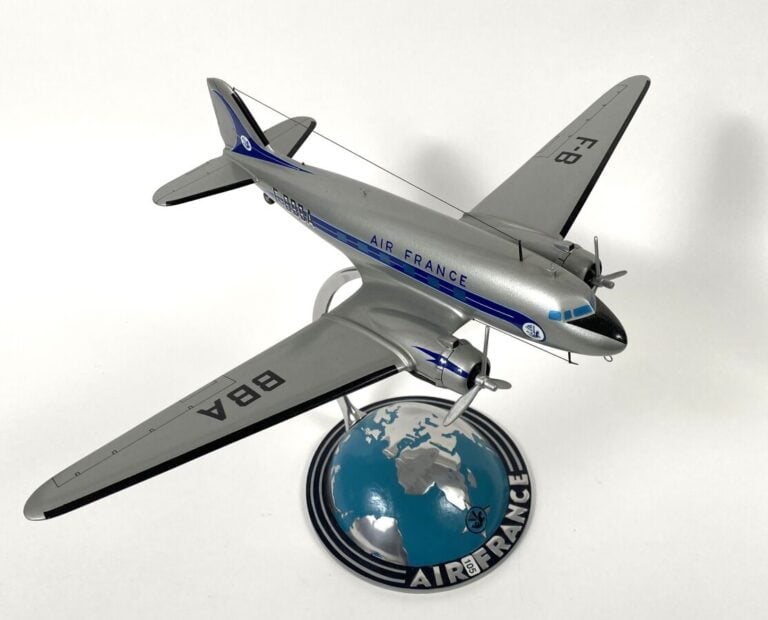 Maquette du Douglas DC3 au 1/50éme pour Air France F-BBBA monté sur un demi glo…