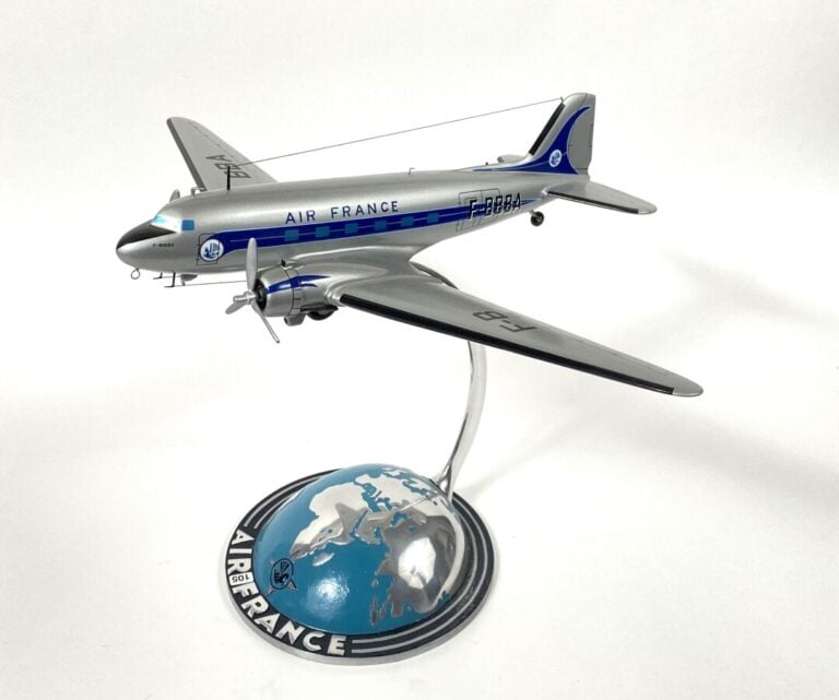 Maquette du Douglas DC3 au 1/50éme pour Air France F-BBBA monté sur un demi glo…
