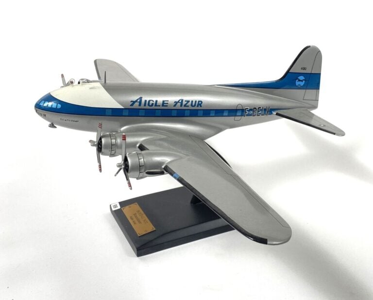 Maquette du Stratoliner B 307 pour Aigle Azur F-BELV au 1/50éme en bois peint r…