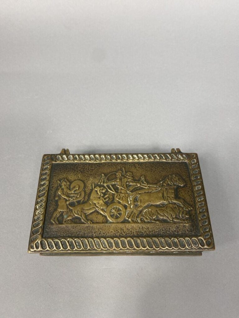 Max LE VERRIER (1891-1973) - Boîte de forme rectangulaire en bronze patiné à dé…