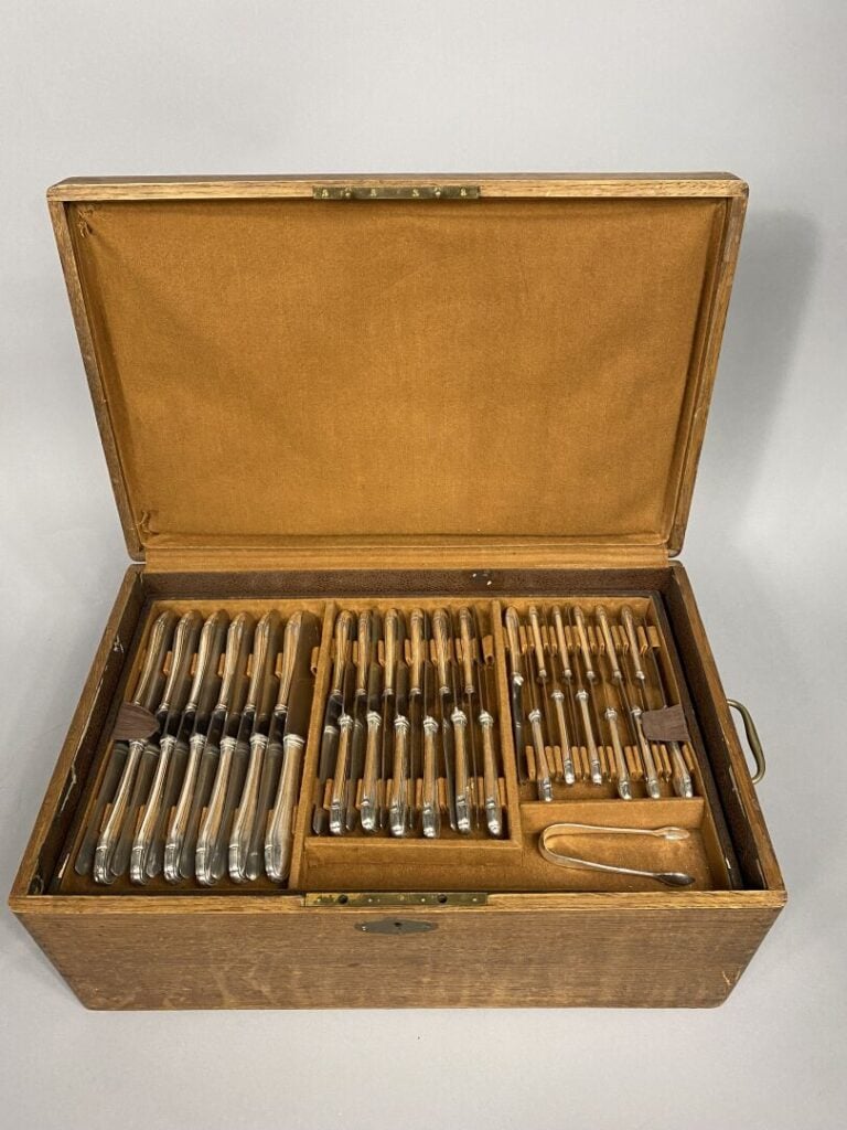 Ménagère en argent (800) modèle filet contour comprenant : - - 12 couteaux à se…