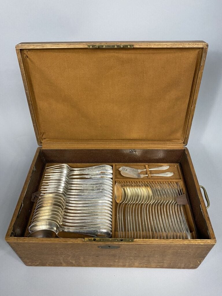 Ménagère en argent (800) modèle filet contour comprenant : - - 12 couteaux à se…