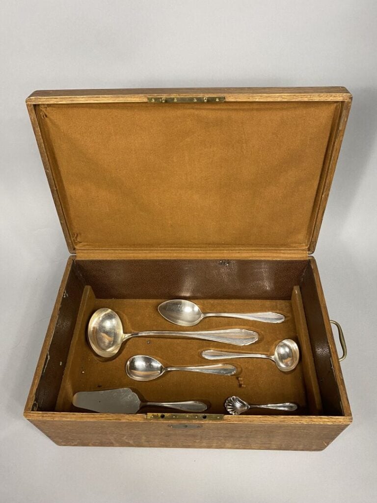 Ménagère en argent (800) modèle filet contour comprenant : - - 12 couteaux à se…
