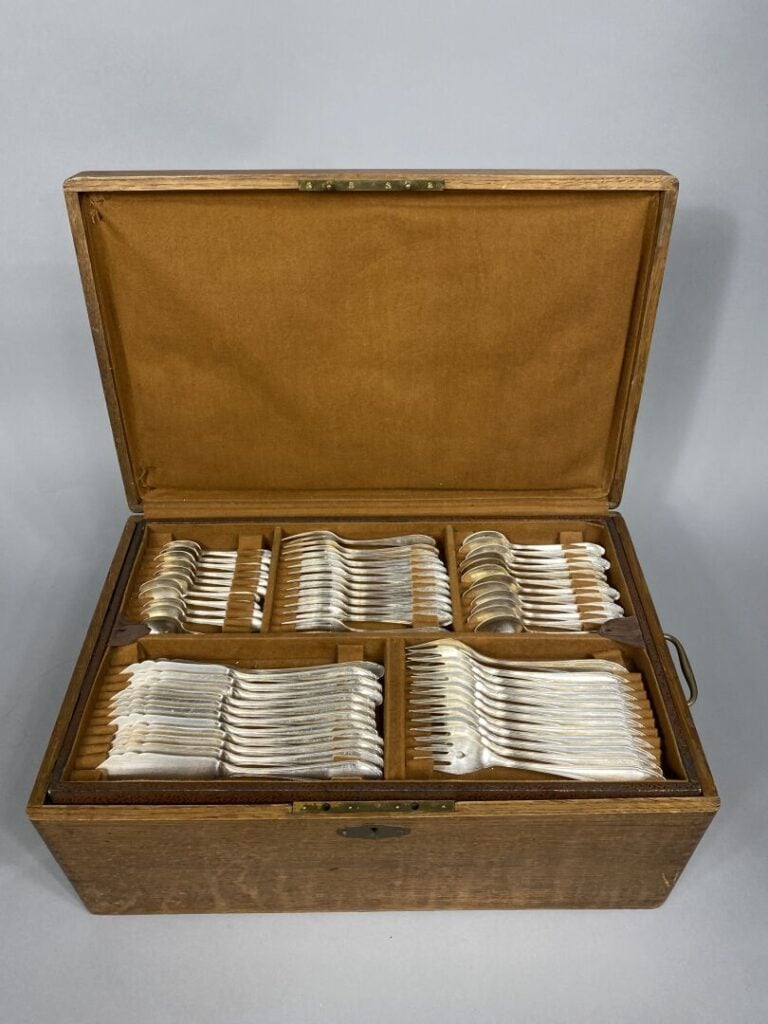 Ménagère en argent (800) modèle filet contour comprenant : - - 12 couteaux à se…