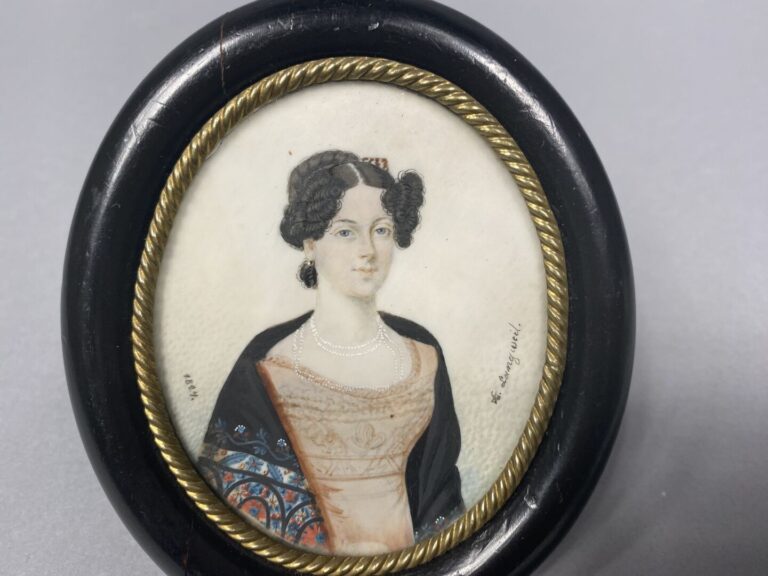Miniature ovale représentant un portrait de jeune femme au collier - Signé Lang…