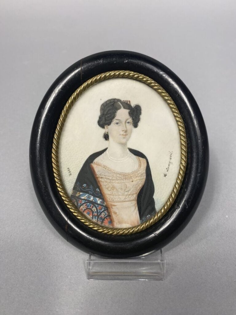 Miniature ovale représentant un portrait de jeune femme au collier - Signé Lang…