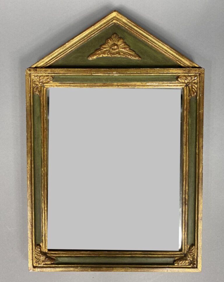 Miroir en bois et composition peint dans les tons doré, le fonton surmonté d'un…