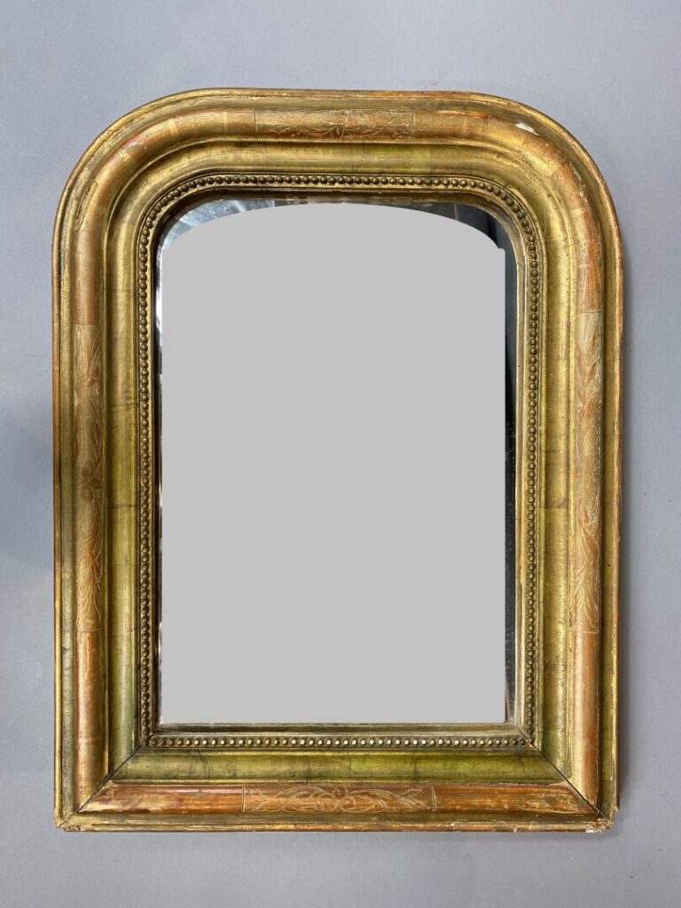 Miroir en bois et stuc doré à décor de frise de perles - Epoque Louis-Philippe…