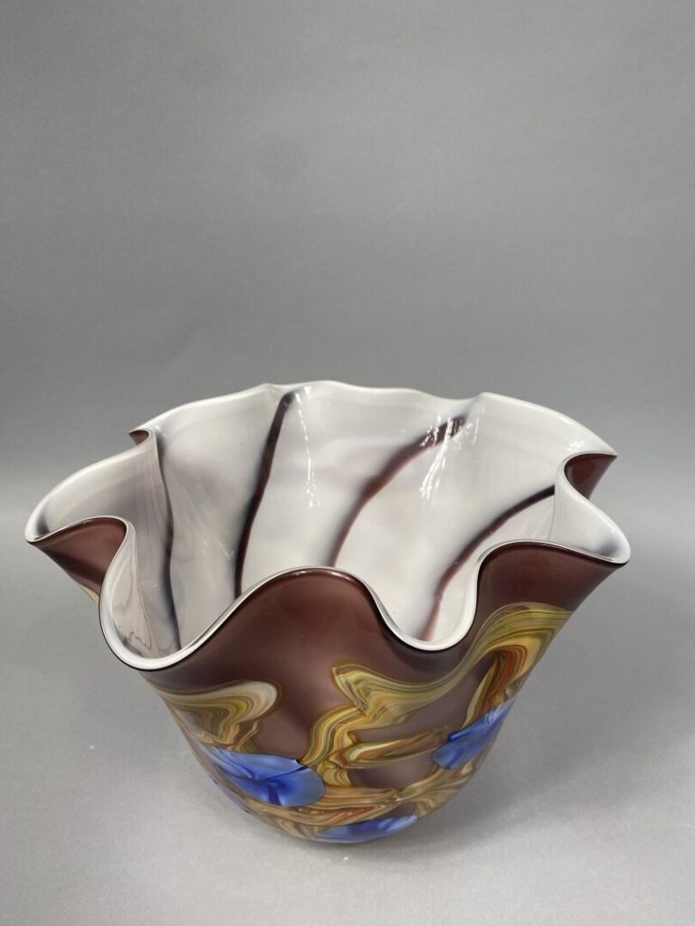 MURANO - Vase en verre type mouchoir à décor floral stylisé sur fond mauve - Si…
