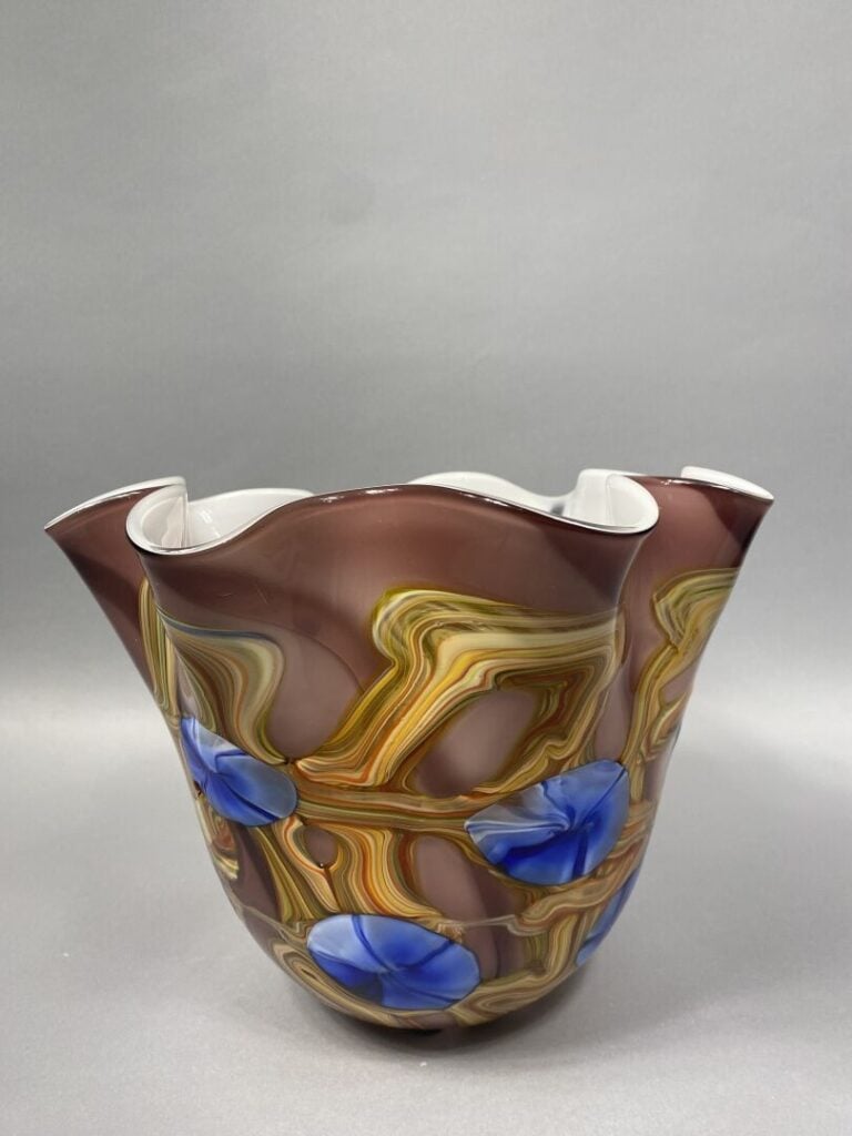 MURANO - Vase en verre type mouchoir à décor floral stylisé sur fond mauve - Si…