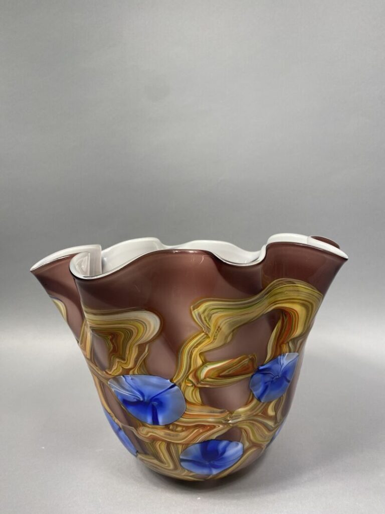 MURANO - Vase en verre type mouchoir à décor floral stylisé sur fond mauve - Si…