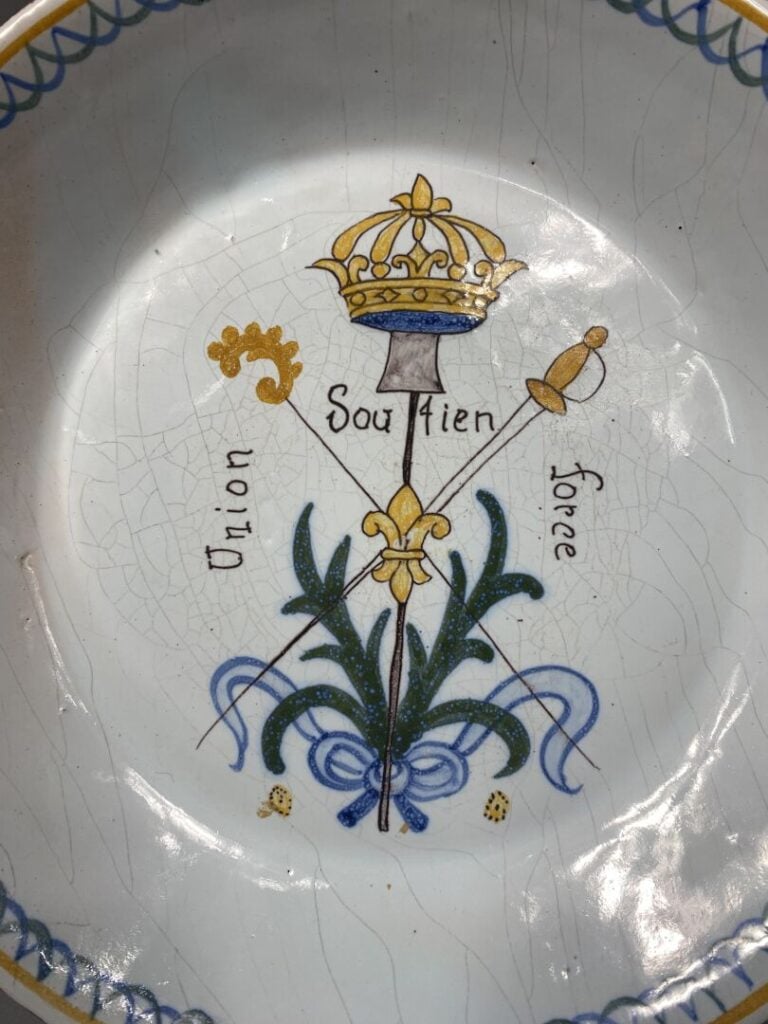 NEVERS - Assiette en faïence à décor polychrome de fleur de lys et devise "unio…