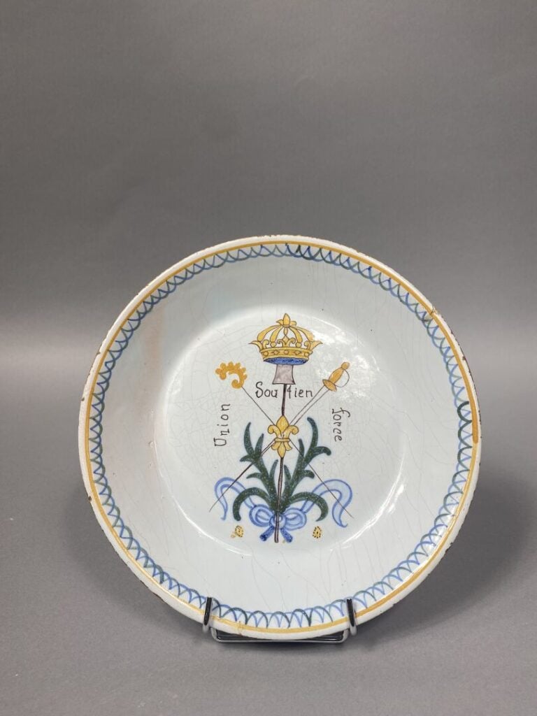 NEVERS - Assiette en faïence à décor polychrome de fleur de lys et devise "unio…