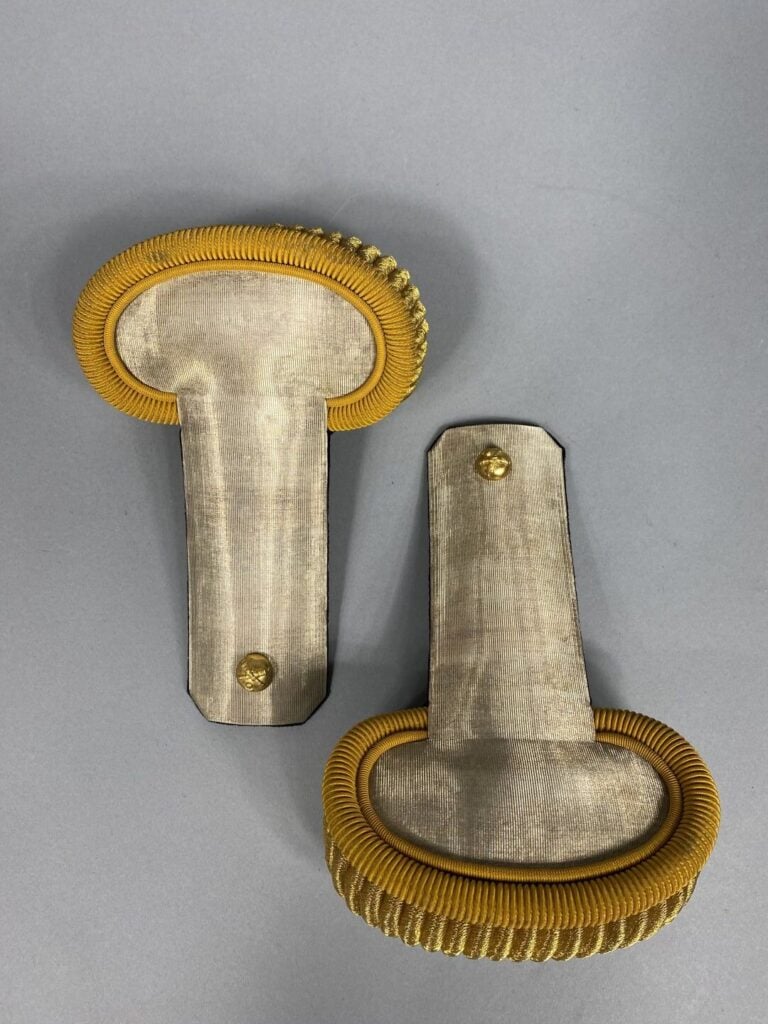 Paire d'épaulettes, doublure en velours noir - Maison HERMES Frères Paris - (da…
