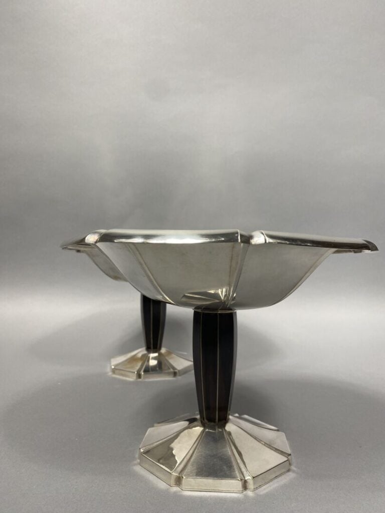 Paire de coupes sur piédouche en métal argenté à pans, le pied en palissandre -…